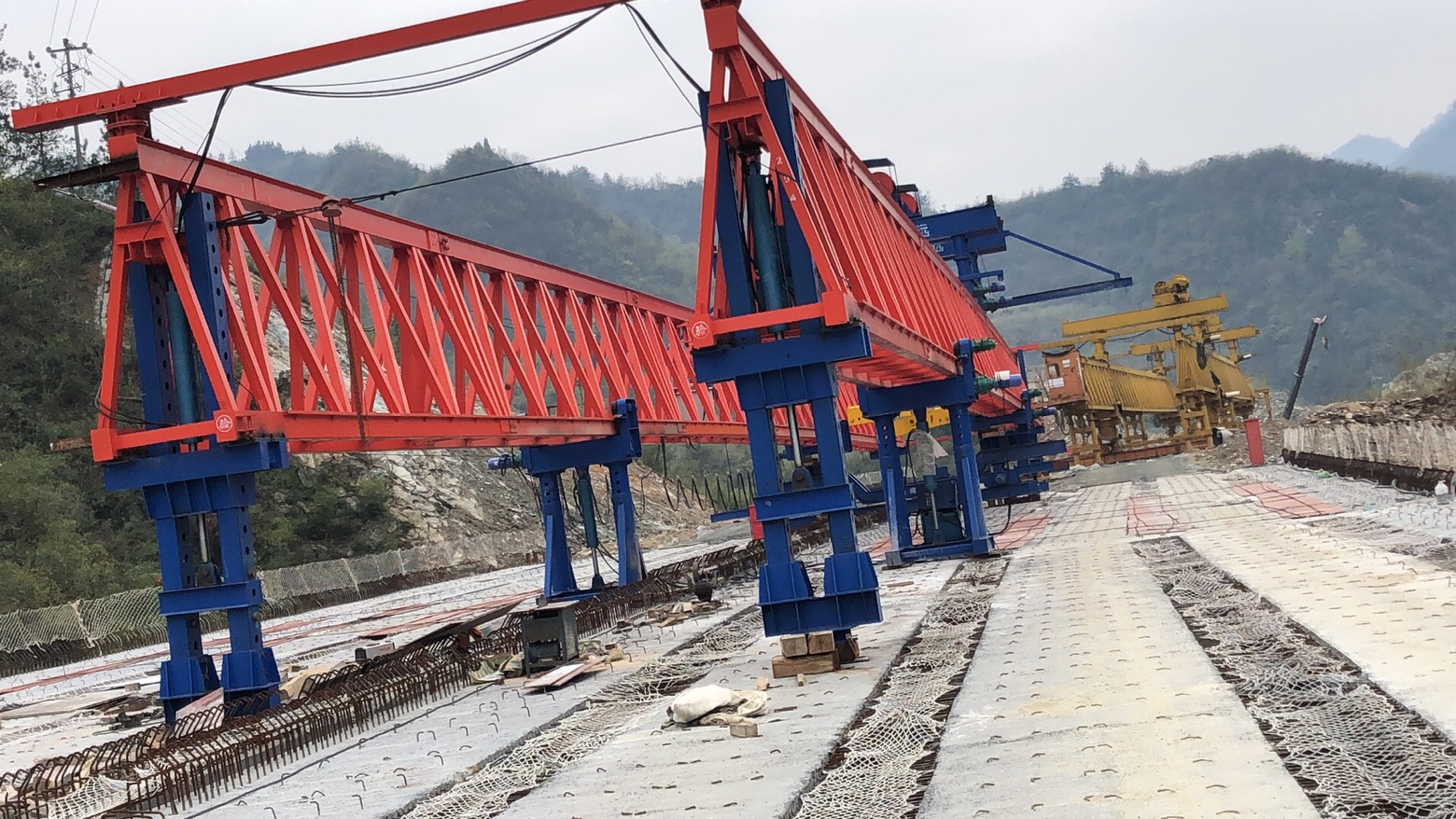 湖北十堰，十巫高速三標，采購我廠的JQ40-180新式架橋機