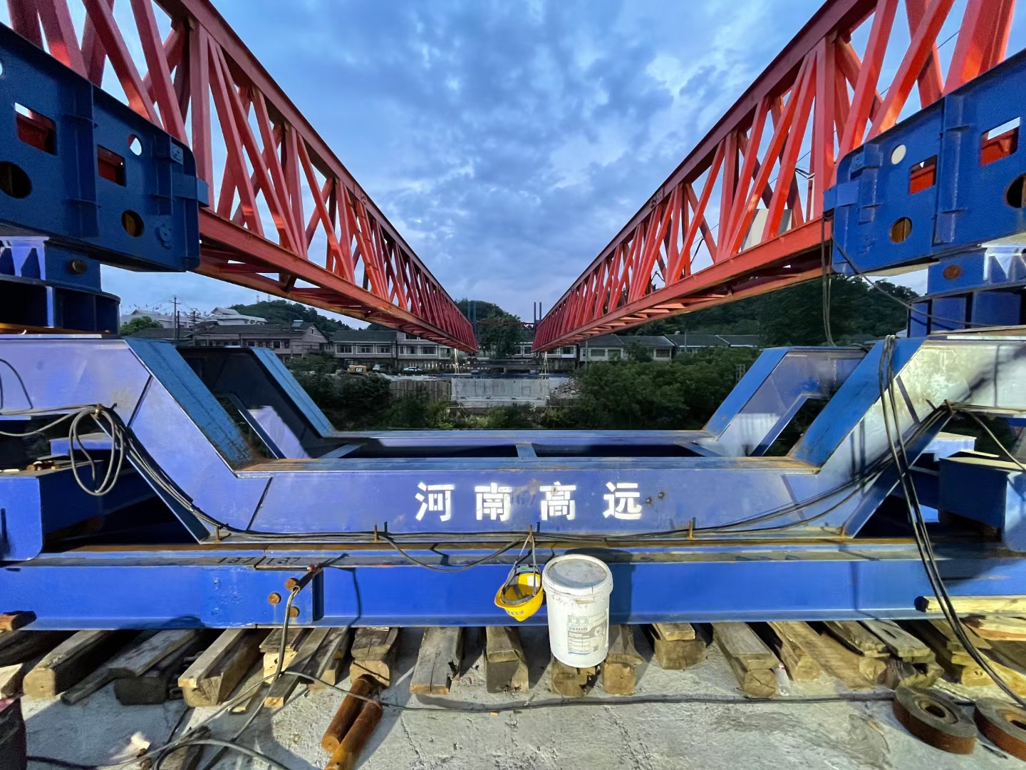 架橋機(jī)過(guò)孔時(shí)怎么才能保證安全性？