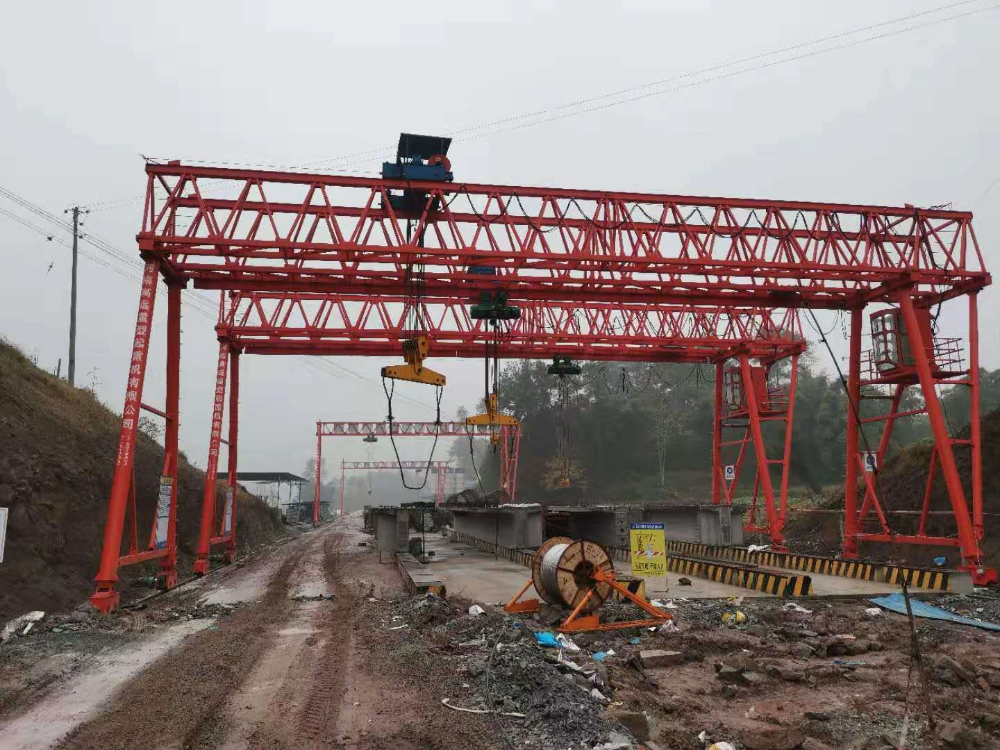 根據(jù)動力學(xué)基本理論建立了提梁機(jī)動力學(xué)模型